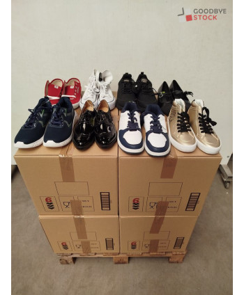 Chaussures - 65 paires