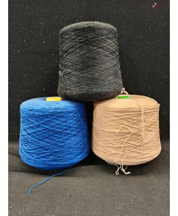 Lot de 32 bobines de laine...