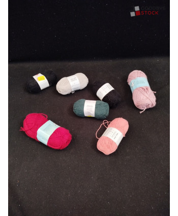 Lot de 100 bobines de laine...