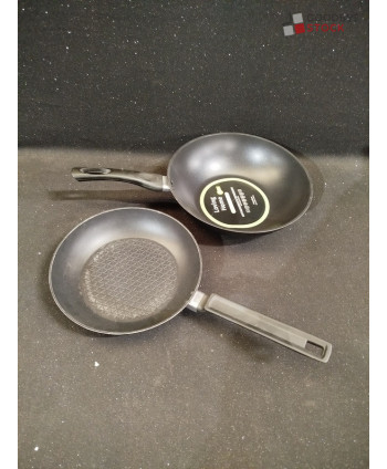 Poêles - 13 pièces